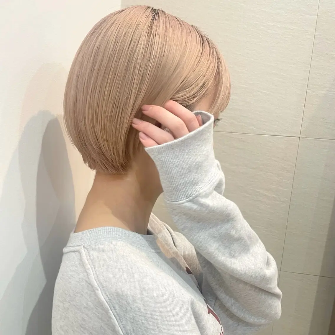 ショート カラー ベージュカラー ブリーチ ミルクティーベージュ 顔まわり🥨レイヤー /透明感/水口舞奈のヘアスタイル