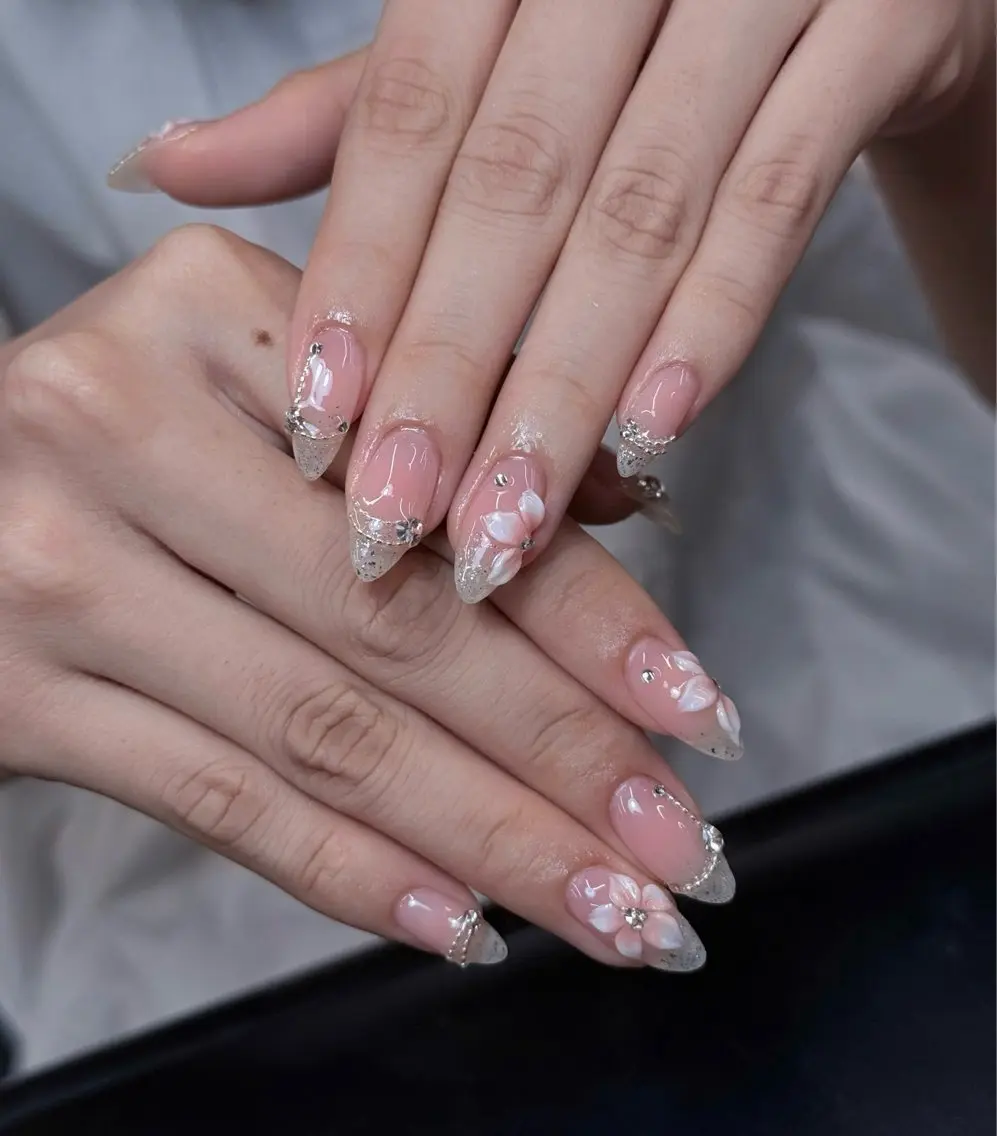ネイル フラワーネイル フレンチネイル ガーリー キラキラネイル 持ち込み Iconic Nailのネイルデザイン