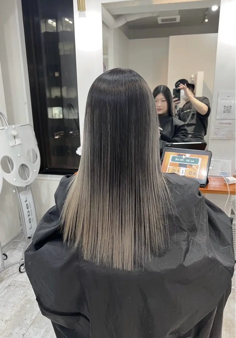 セミロング カラー バレイヤージュ シルバー ホワイトシルバー レイヤーカット 指名数No.1 /NAOYAのヘアスタイル