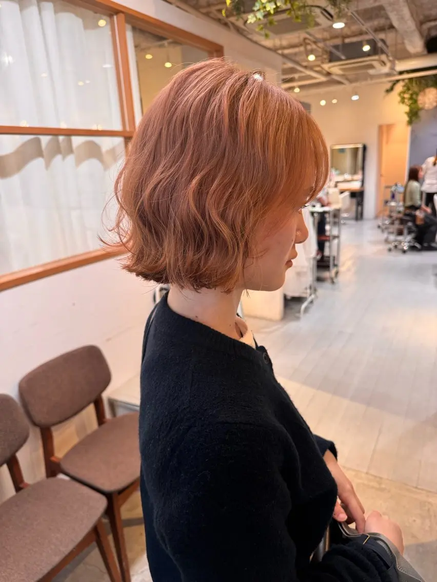 ショート ウラベヨシカ 似合わせカットカラーのヘアスタイル