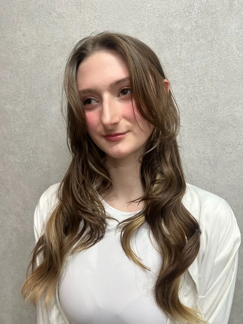 ロング カラー ロングレイヤー ブリーチ 透明感カラー ブリーチなしカラー ボブ カット ヘアカラー YUI ハイトーンカラーのヘアスタイル