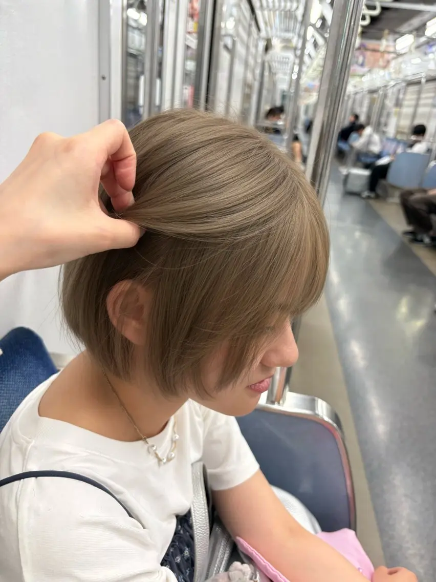 ショート ヘアカラー omocha umiのヘアスタイル