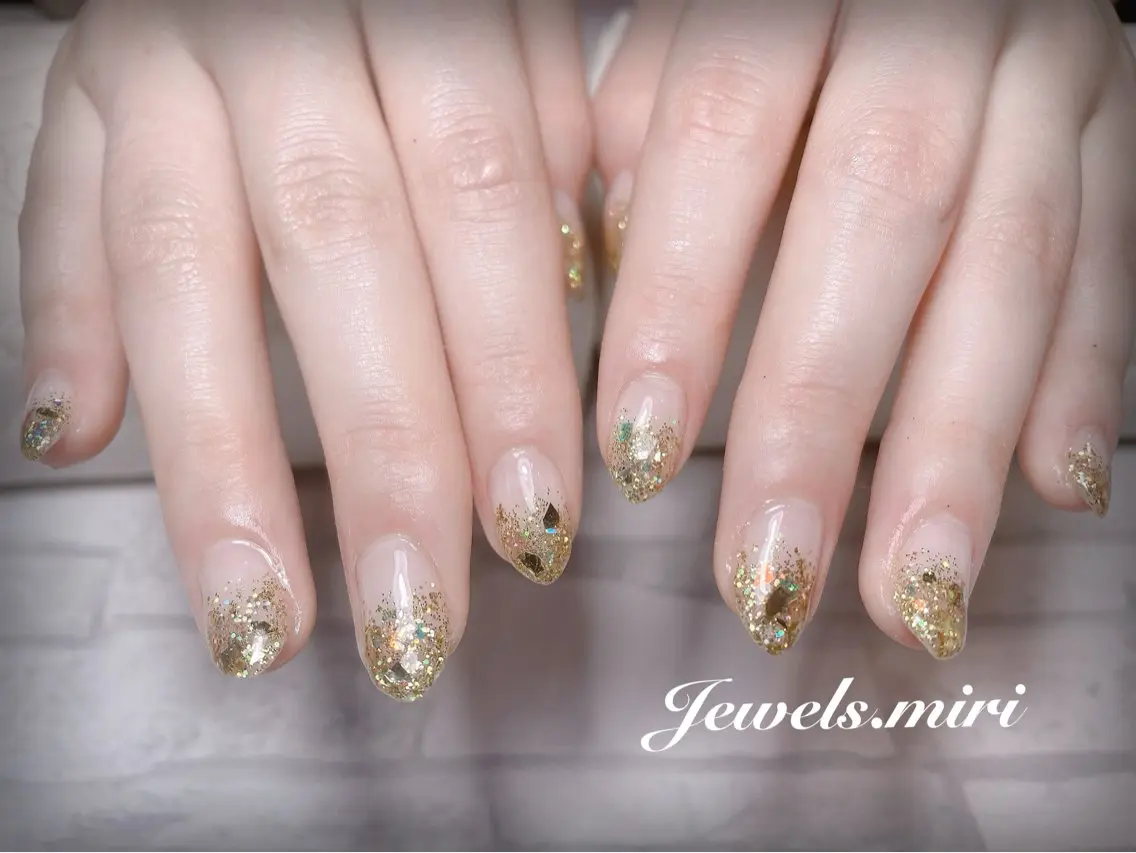 ネイル ゴールド グラデーション キラキラネイル ラメ(グリッター) ラメグラデーション ネイルサロン Jewels Mのネイルデザイン