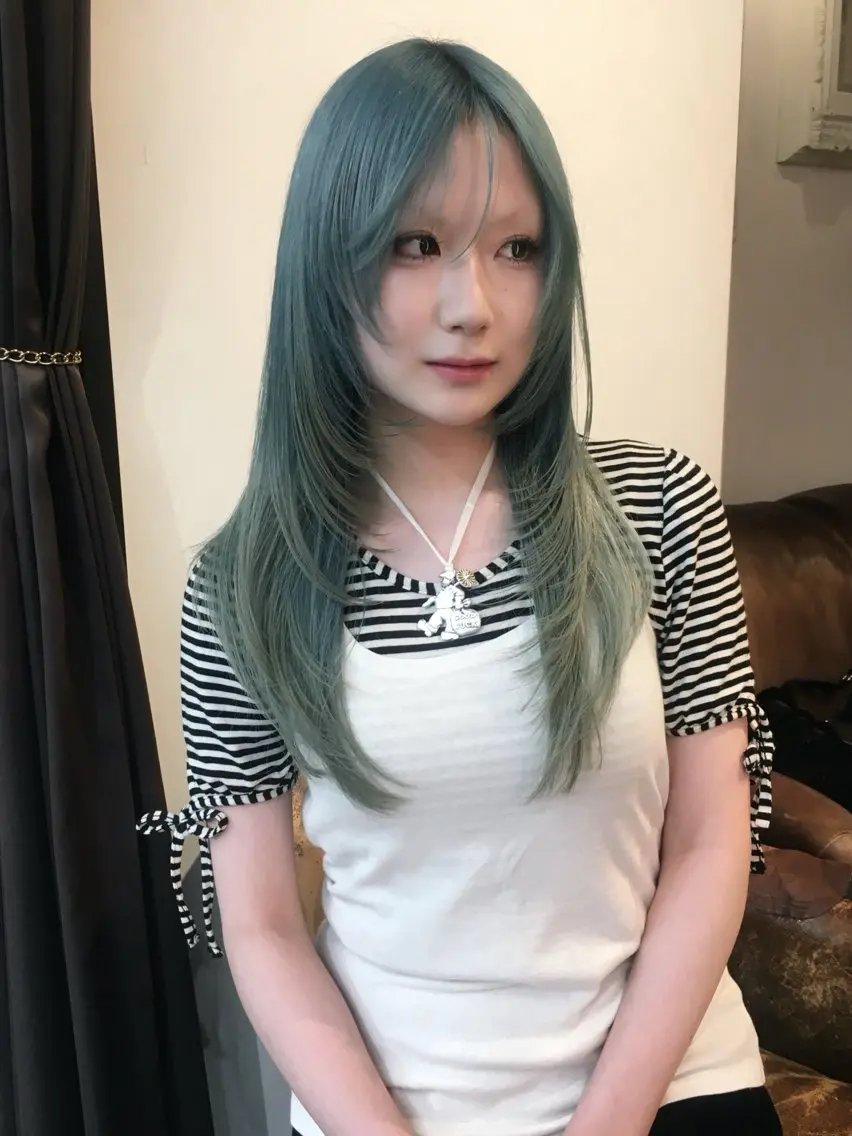 ロング 顔周りカット レイヤーカット ロング シースルーバング カット 奈良 伶華のヘアスタイル