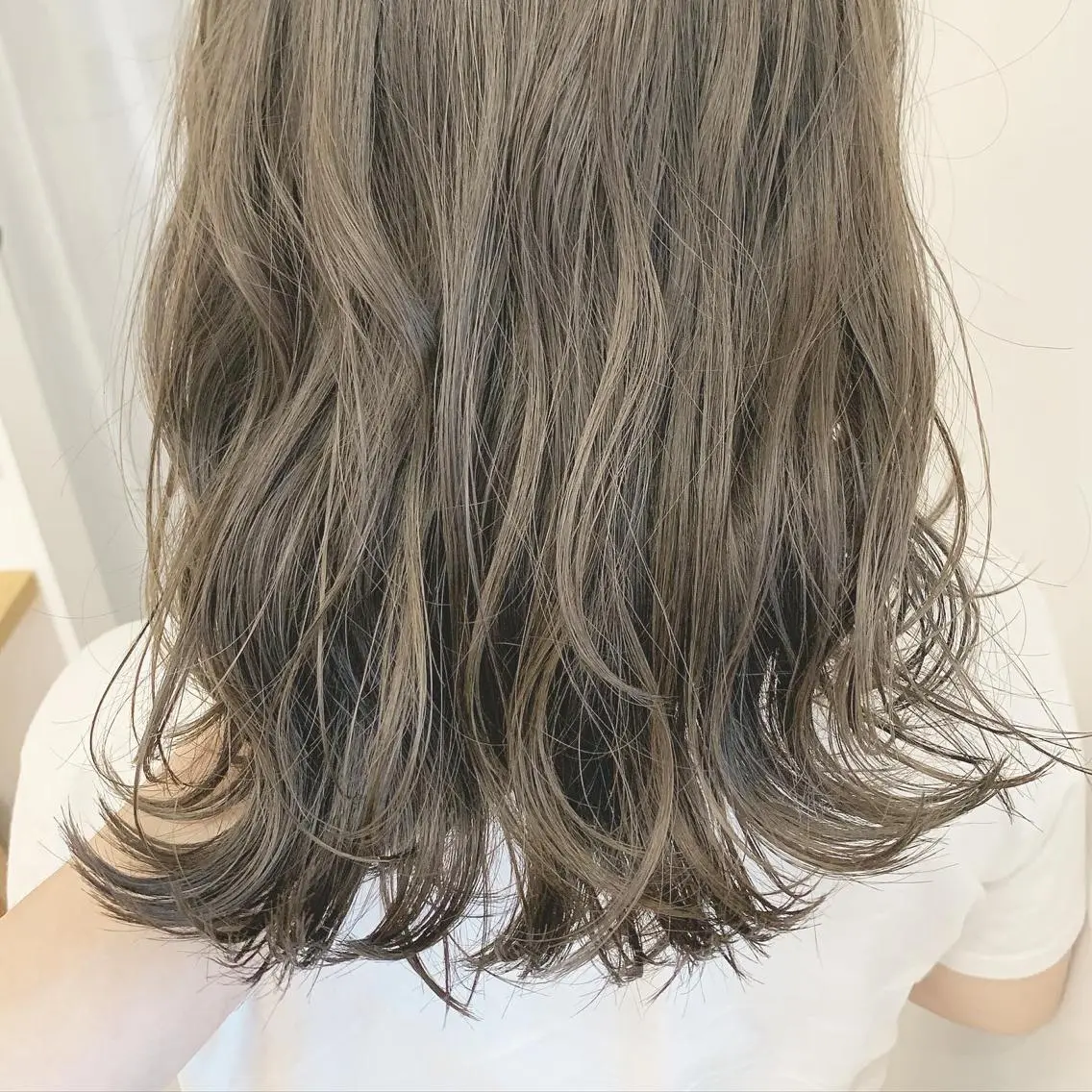 セミロング カラー ネイル ハイトーンボブ 前田 表参道　グレージュのヘアスタイル