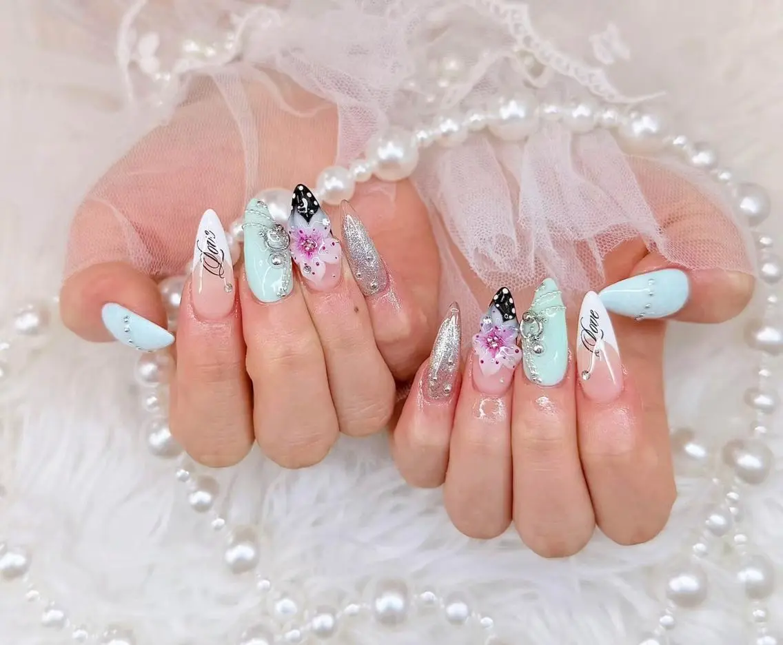 ネイル フレンチネイル ロングネイル 持ち込み ストーンネイル ワンホンネイル Melia Nailsのネイルデザイン
