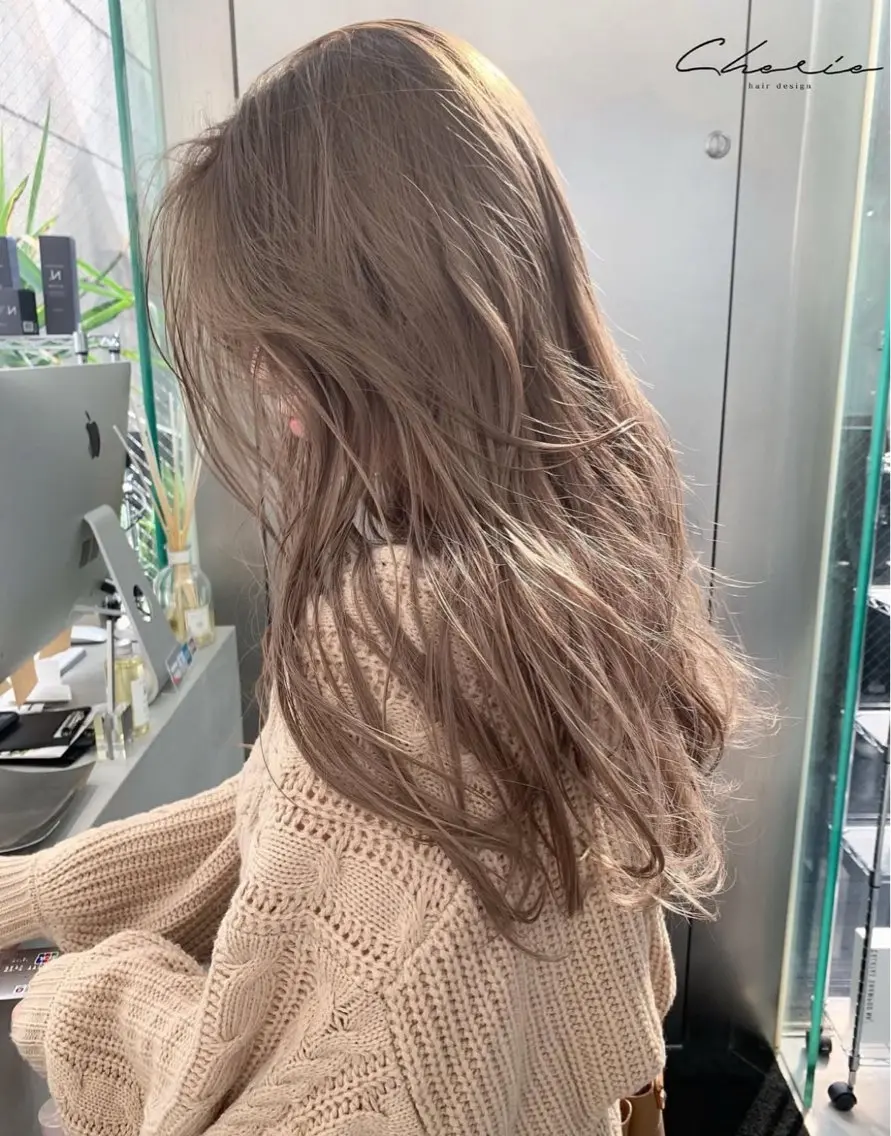 ロング カラー ベージュカラー ブラウンカラー ブラウンベージュ レイヤーカット カット ヘアカラー トリートメント CHERIEブリーチ ダブルカラー 天神のヘアスタイル