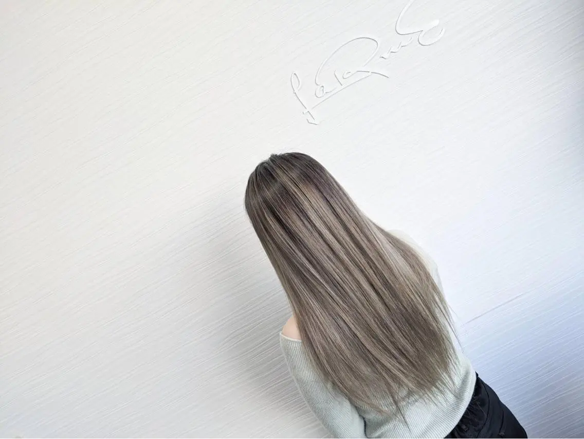 ロング カラー ブリーチ カット ヘアカラー LaRmE Ayumi.のヘアスタイル
