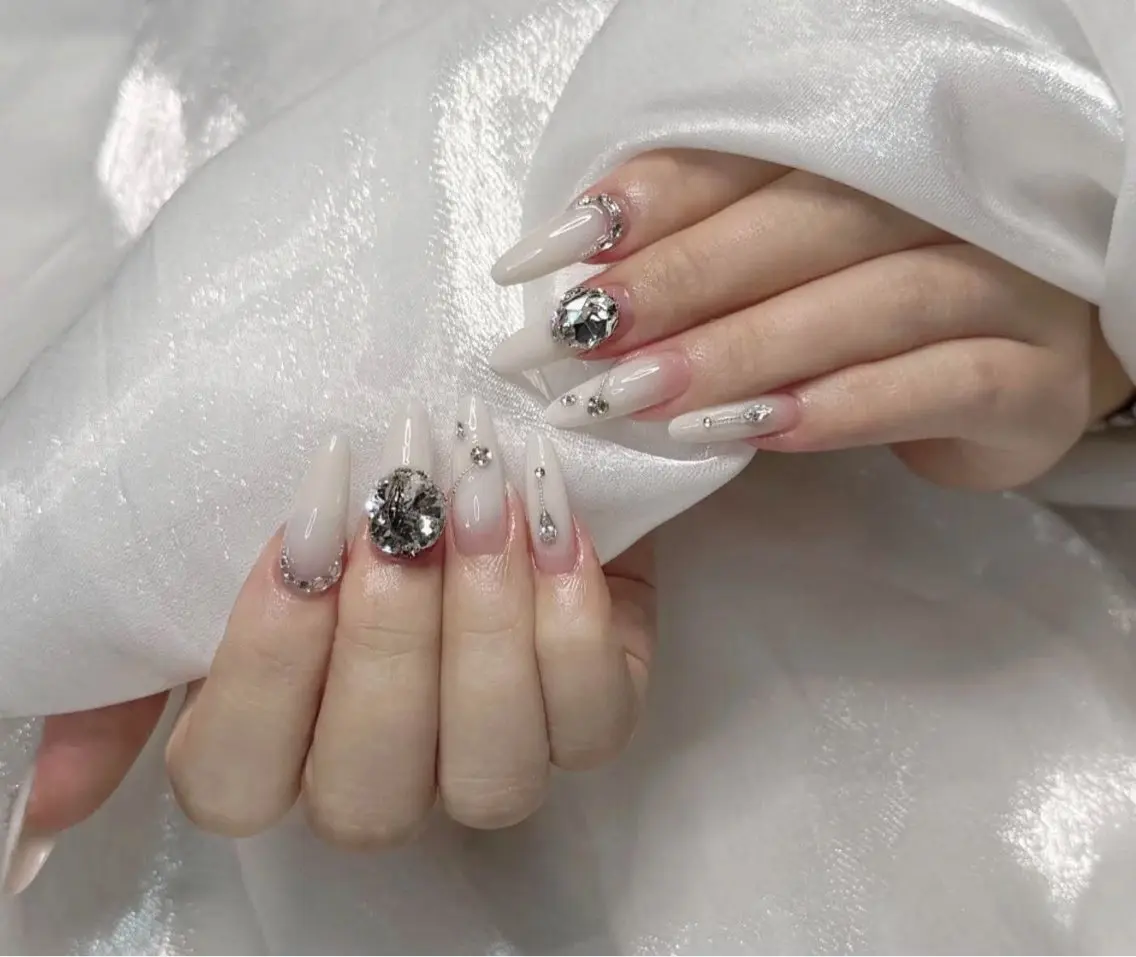 ネイル フラワーネイル フレンチネイル ガーリー キラキラネイル 韓国ネイル ハンドネイル ハンドケア Anna Melia Nailのネイルデザイン