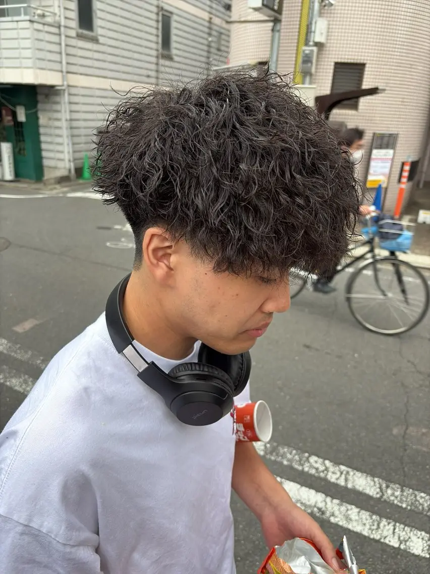 パーマ メンズ センターパート/ニュ アンス/フェザー特化のヘアスタイル