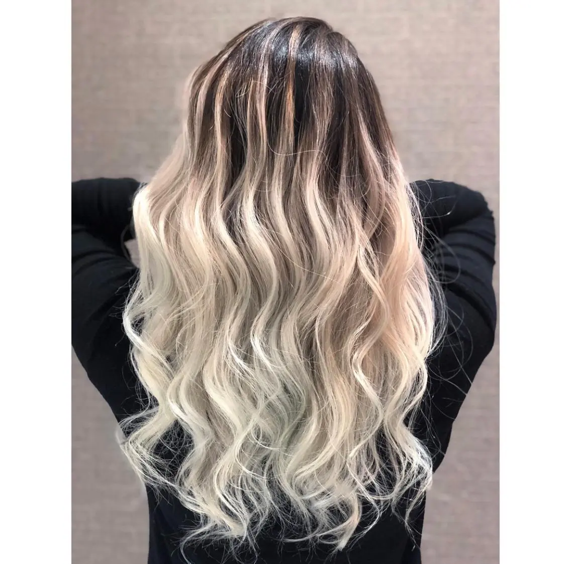 ロング カラー ヘアアレンジ バレイヤージュ ブロンド デザインカラー グラデーションカラー ハイライトカラー アンドウ ユウ/ レイヤーカット/韓国のヘアスタイル