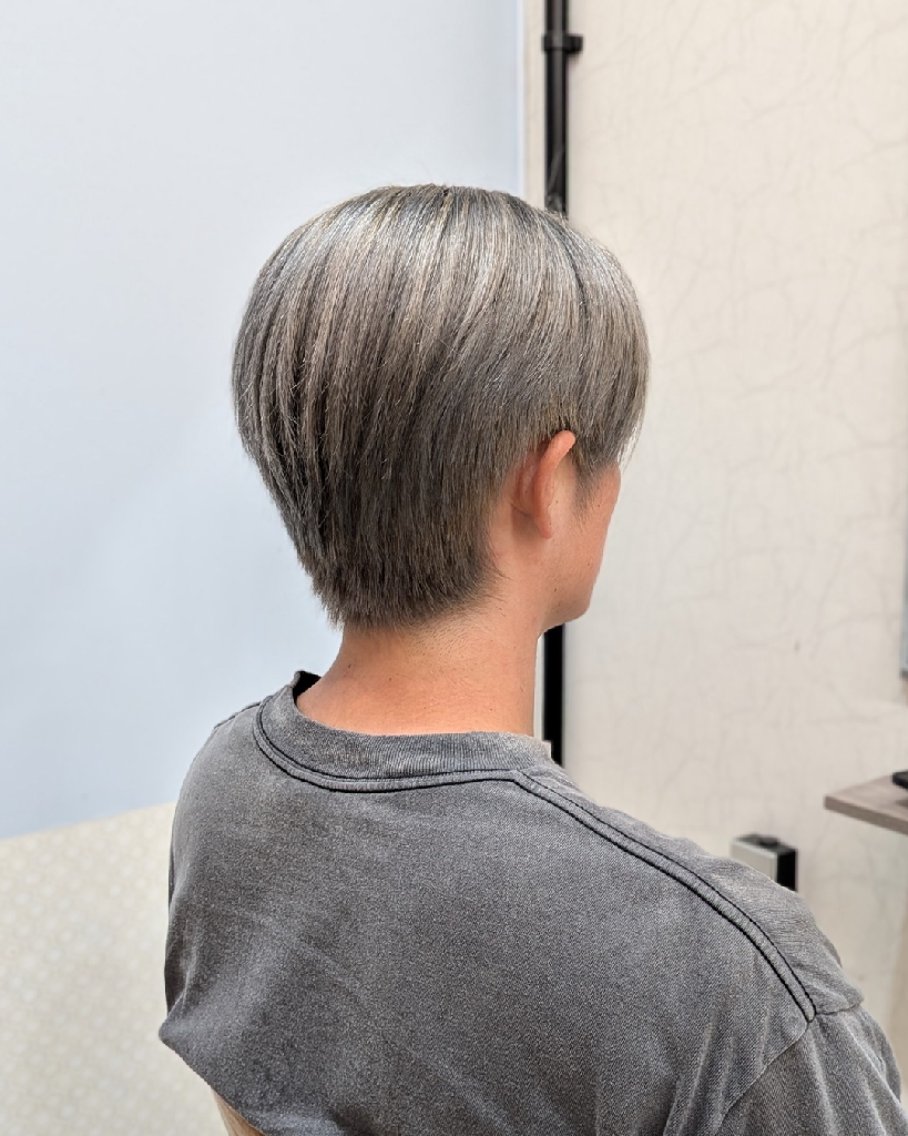 ショート カラー ブリーチ シルバー ヘアカラー トリートメント nico ニコ🫧のヘアスタイル