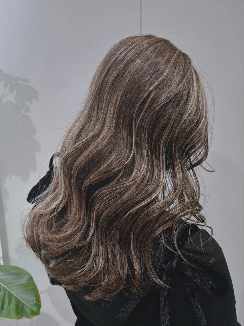 ロング ハイライト ヘアカラー 為頭 りたのヘアスタイル