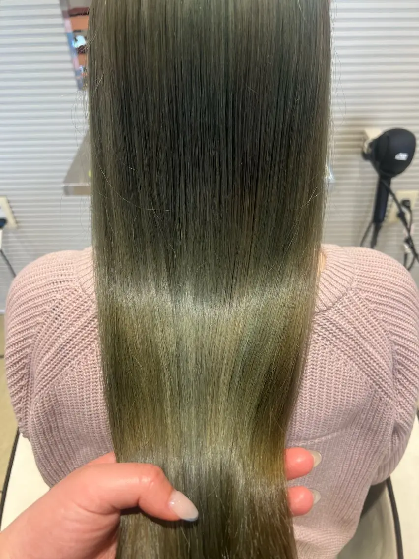 ロング カラー momb 折戸結菜のヘアスタイル