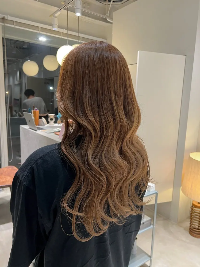 ロング カラー ベージュカラー ブリーチ 透明感カラー ヘアカラー 周東 芽依のヘアスタイル
