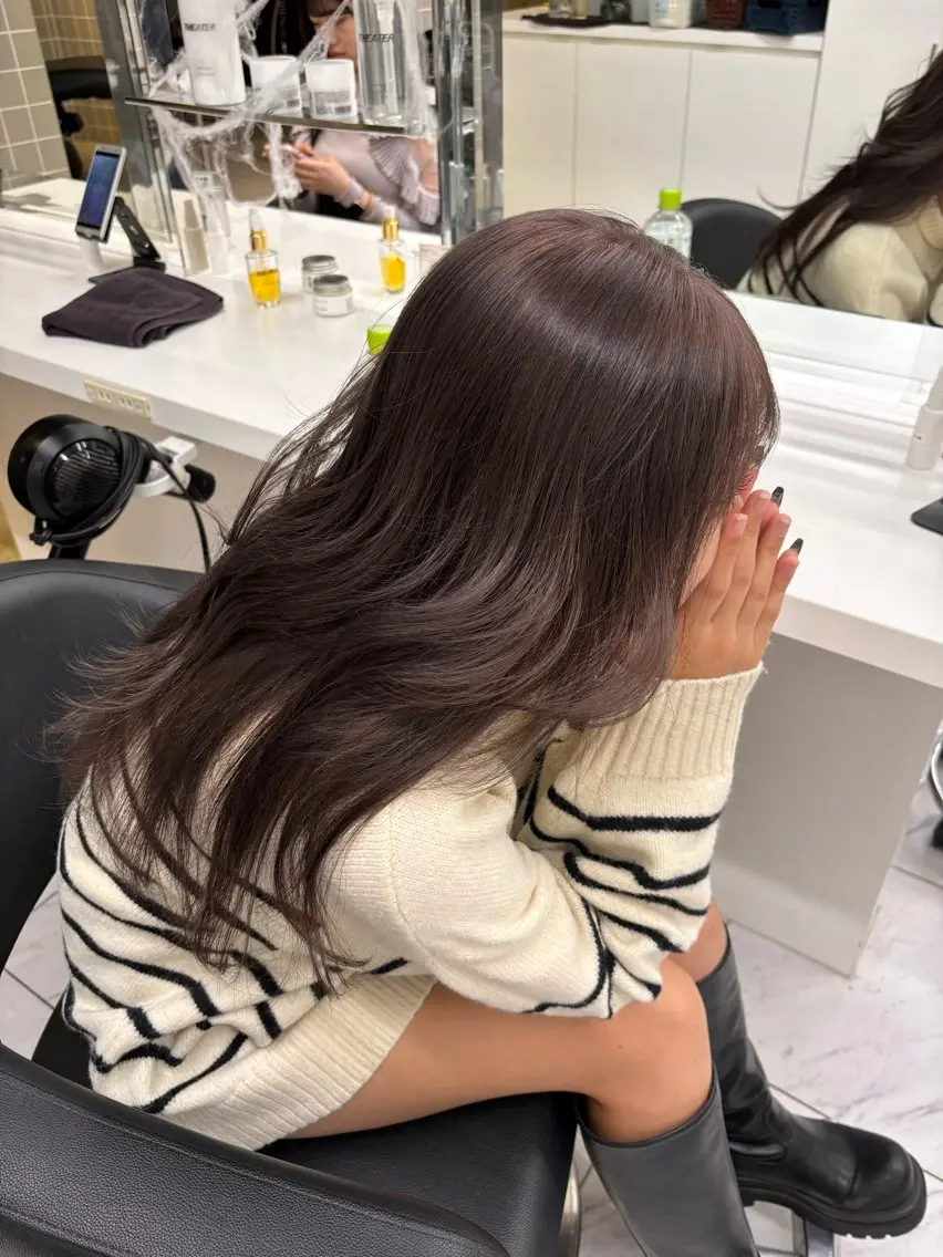 セミロング カラー ベージュカラー ブリーチ ケアブリーチ グレージュ ラベンダーカラー 抜け感レイヤー︴ ニュアンスカラーのヘアスタイル