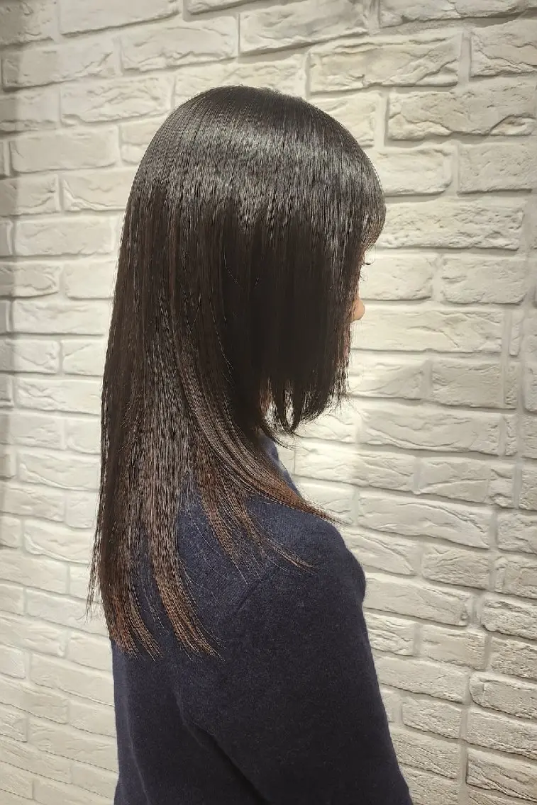 セミロング 顔まわりレイヤー レイヤーカット 植田 沙織のヘアスタイル