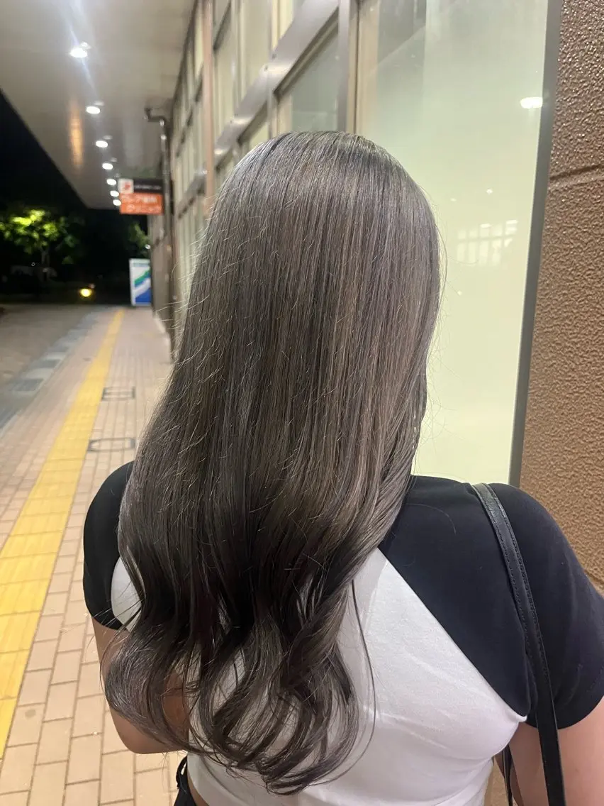 ロング カラー ブリーチ グレージュ 加藤 奈菜のヘアスタイル