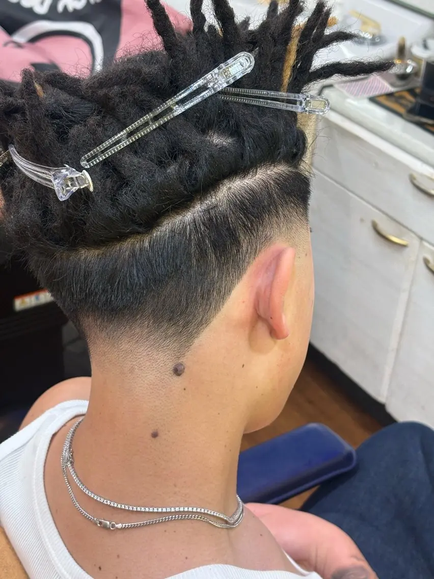 スキンフェード💈(0mmを入れないフェードも可能です)お顔剃り+シャンプーも全て無料でやらせて頂きます✨の写真