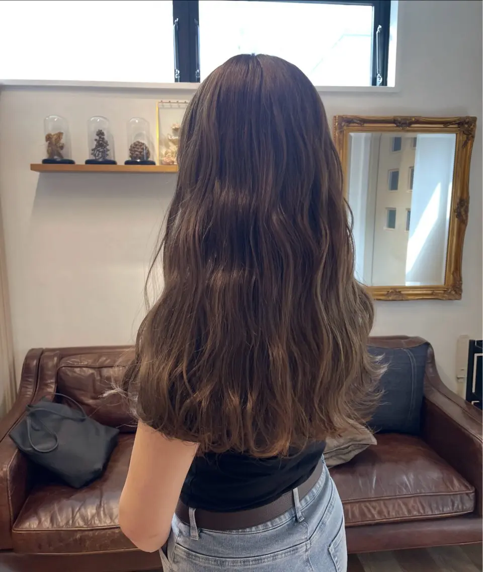 ロング カラー ヘアカラー トリートメント ヘッドスパ ミルクティー× グレージュMOMOのヘアスタイル
