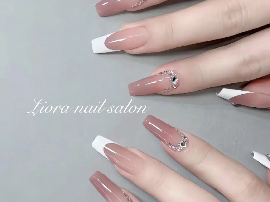 ネイル フレンチネイル ジェルネイル ガーリー グラデーション キラキラネイル ハンドネイル Liora nailのネイルデザイン