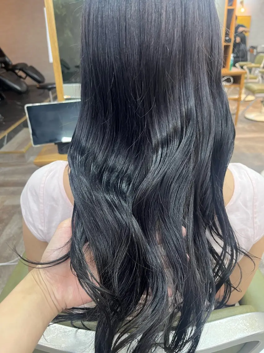 ロング カラー 黒髪 ブルーカラー ブルーブラック ヘアカラー こと 🐰平塚店のヘアスタイル