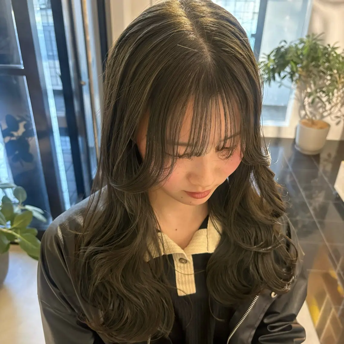 ロング カラー ベージュカラー オリーブベージュ カット ヘアカラー トリートメント Yui⭐️ 透け感カラーのヘアスタイル