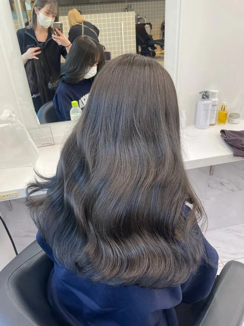 セミロング カラー 抜け感レイヤー︴ ニュアンスカラーのヘアスタイル