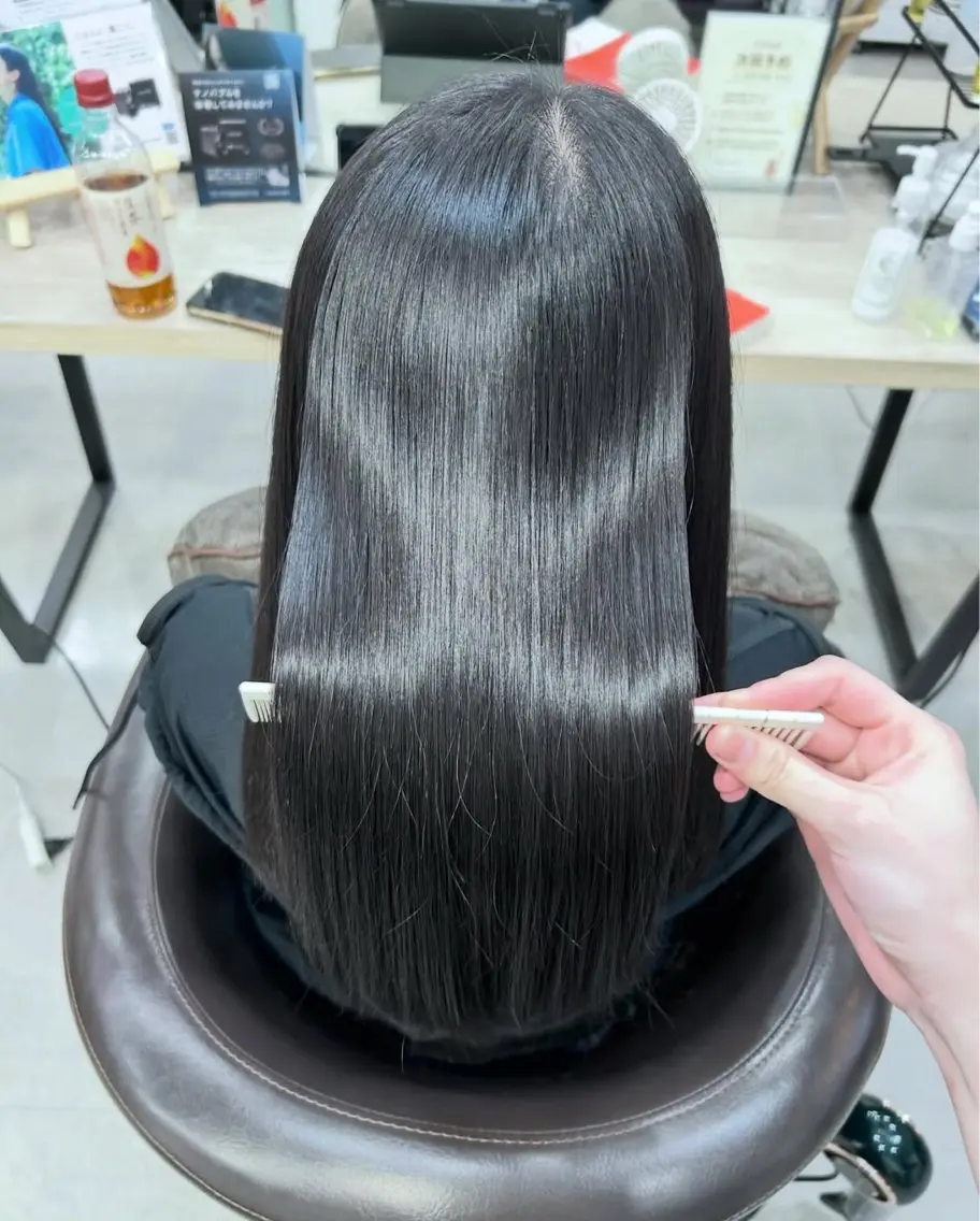 ロング 縮毛矯正 光を纏うツヤ感ロング Natsuki🤍のヘアスタイル