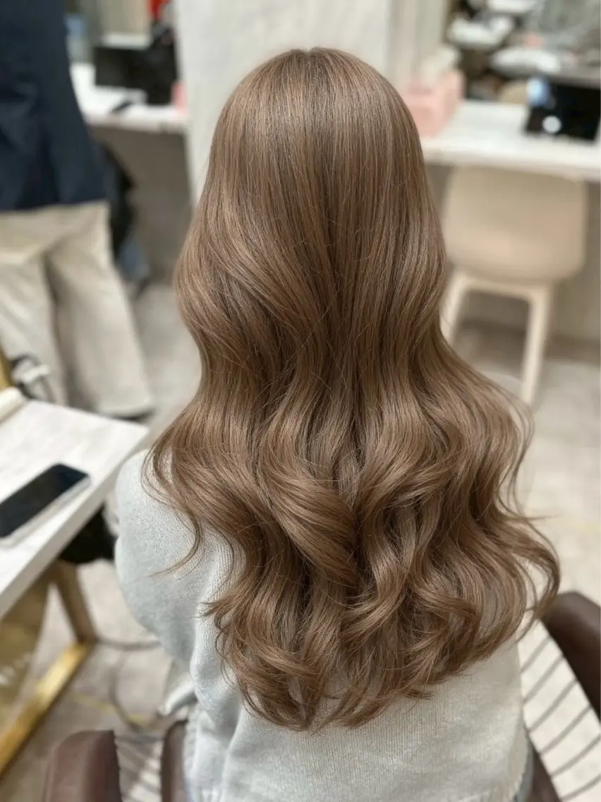 ロング カラー ベージュカラー ブリーチ 透明感カラー ミルクティーベージュ オレンジ ヘアカラー トリートメント tomoya 透明感のグレージュのヘアスタイル