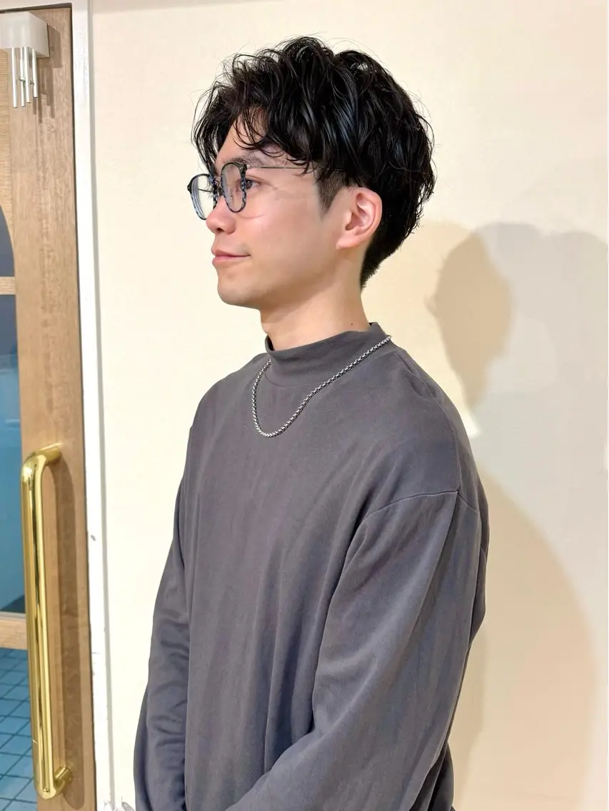ショート メンズ センターパート メンズ韓国風 マッシュ メンズパーマ プードルパーマ ヤマグチ リョウのヘアスタイル
