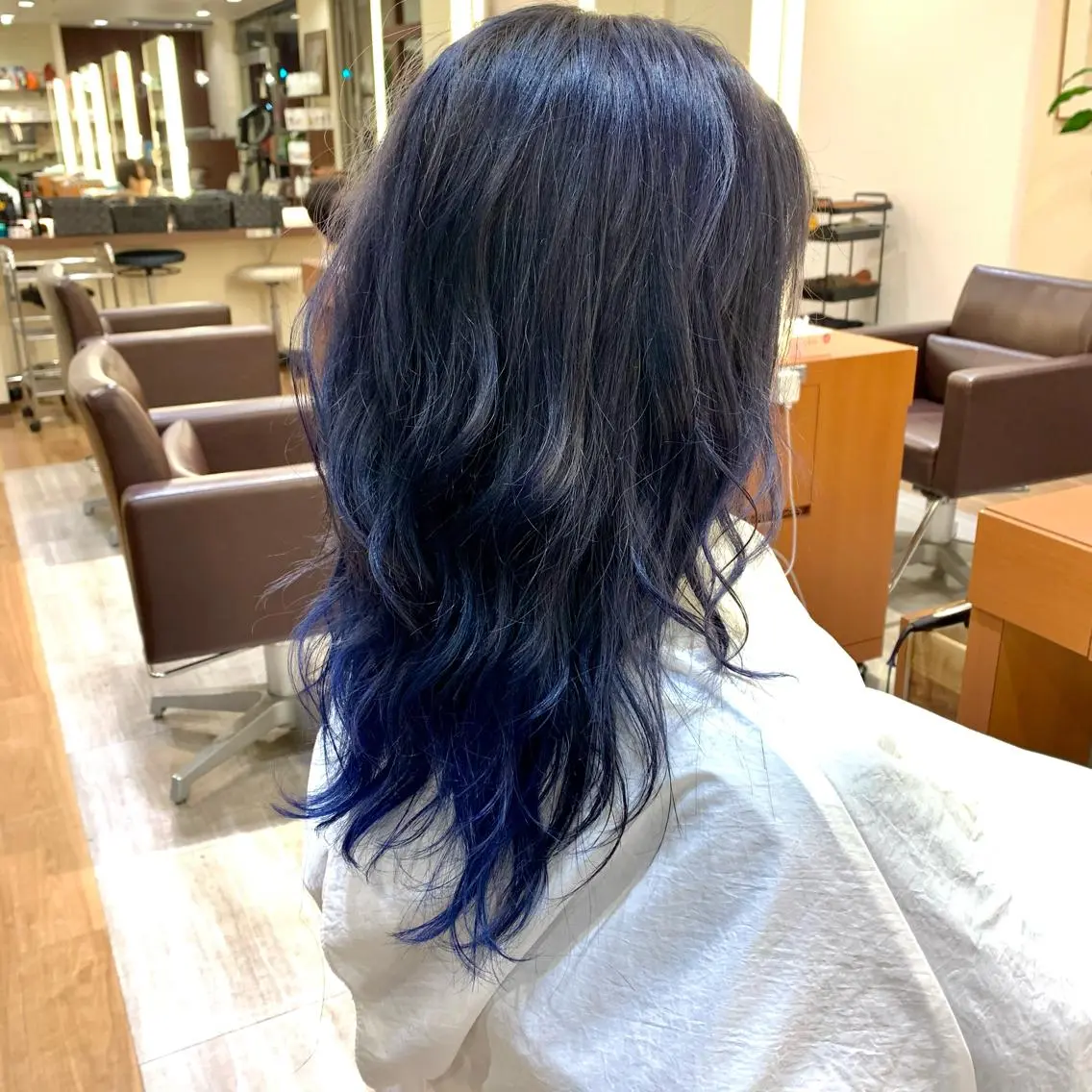 カラー 黒髪 ブリーチ ブルーカラー ブルーブラック グラデーションカラー 中原 なおこのヘアスタイル