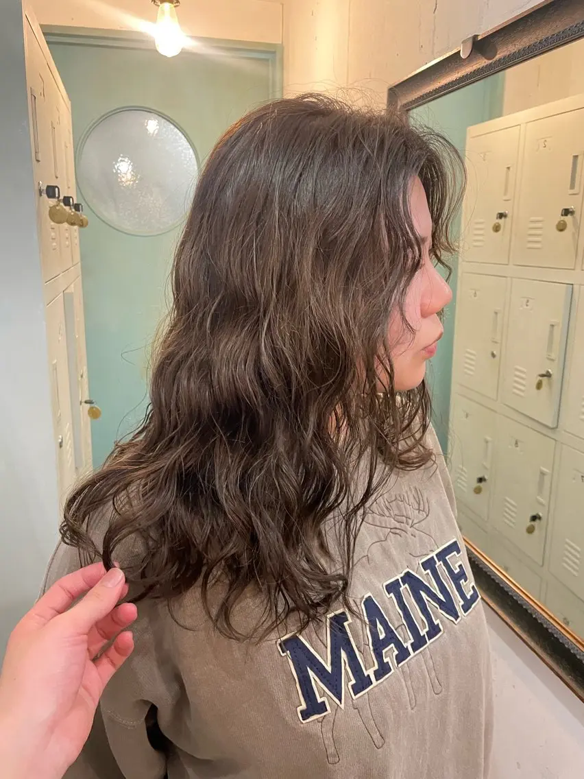 セミロング カラー パーマ ウエノ マユのヘアスタイル