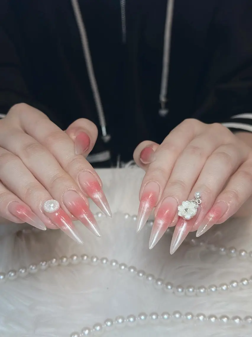 ネイル チークネイル ドット フレンチネイル グラデーション ハート ハンドネイル Julli NailStudioのネイルデザイン