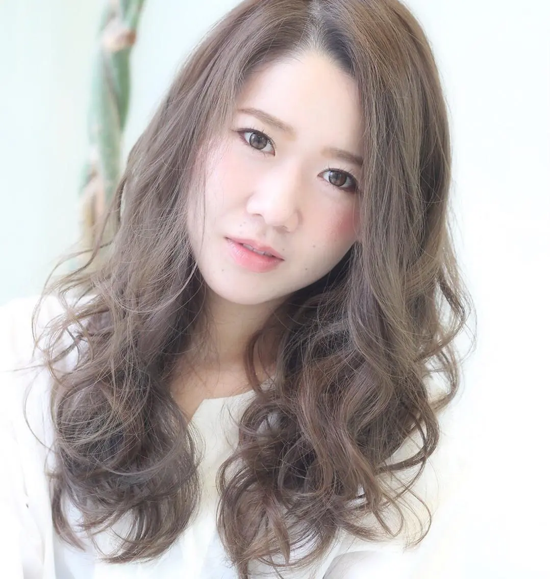 セミロング カラー パーマ アッシュ ブレス渡辺 康介のヘアスタイル