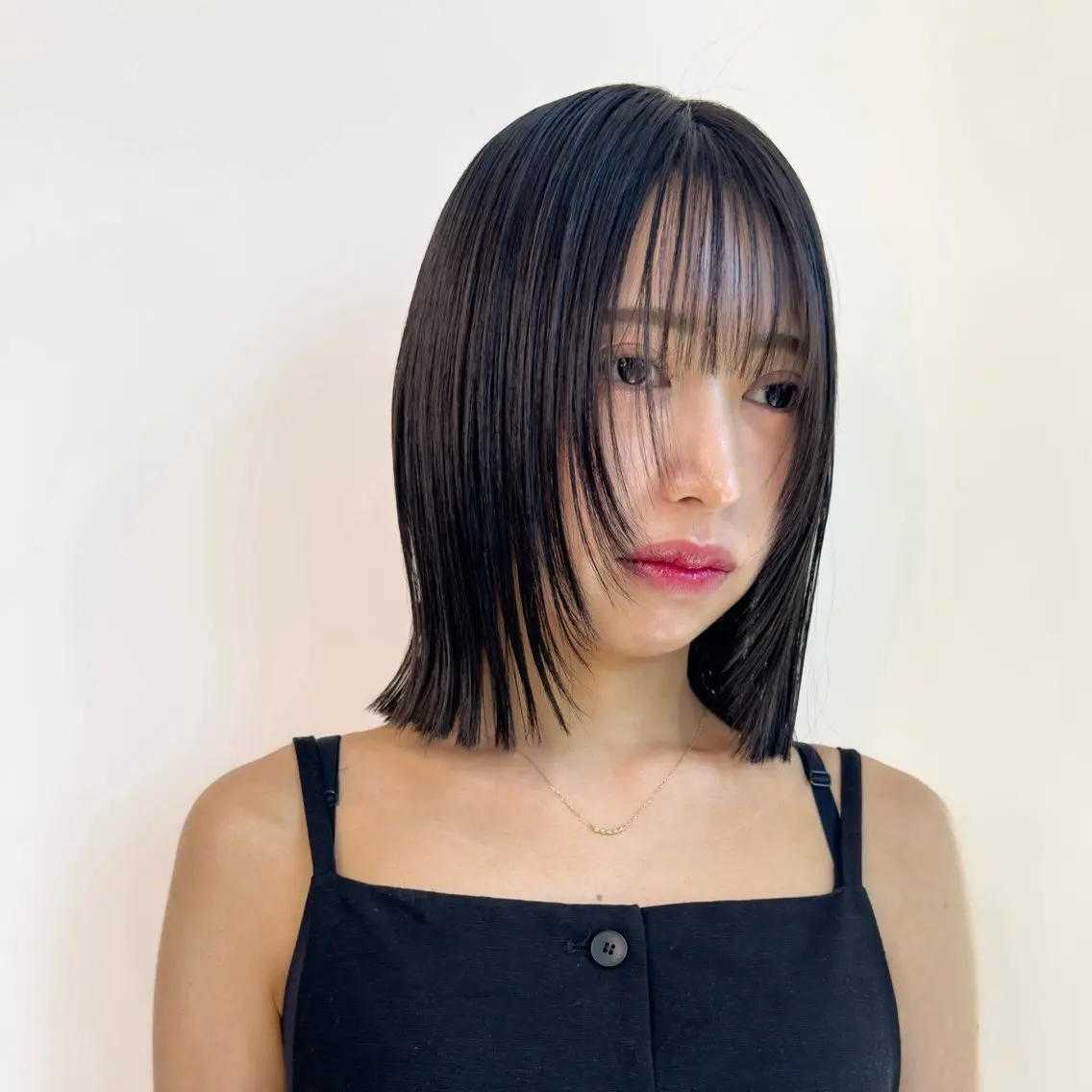ミディアム カラー ボブレイヤー ミディアムレイヤー ボブ レイヤーカット カット ヘアカラー トリートメント 岡本康平/ボブ/ブリ ーチ/酸性ストレートのヘアスタイル