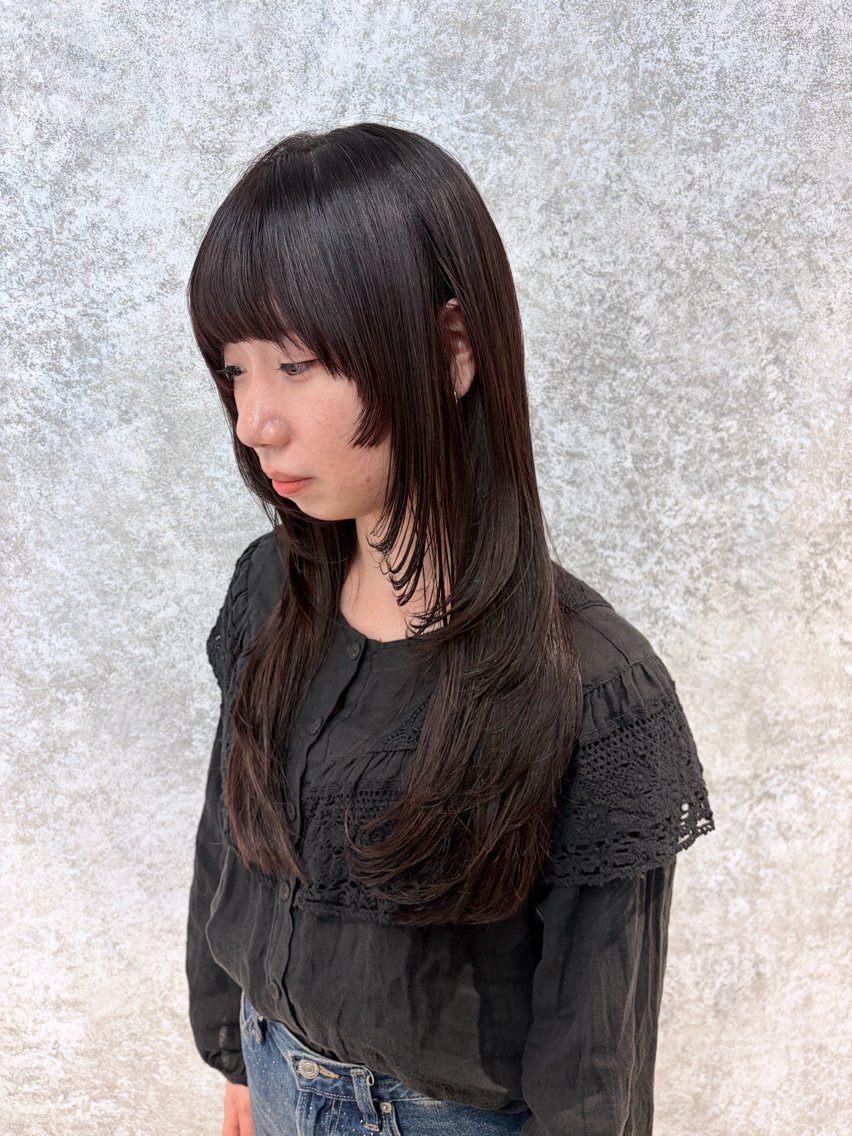 ロング カラー 黒髪 パープルカラー パープルブラック 顔まわりレイヤー 顔周りカット カット ヘアカラー Honami💫 縮毛矯正/レイヤーのヘアスタイル