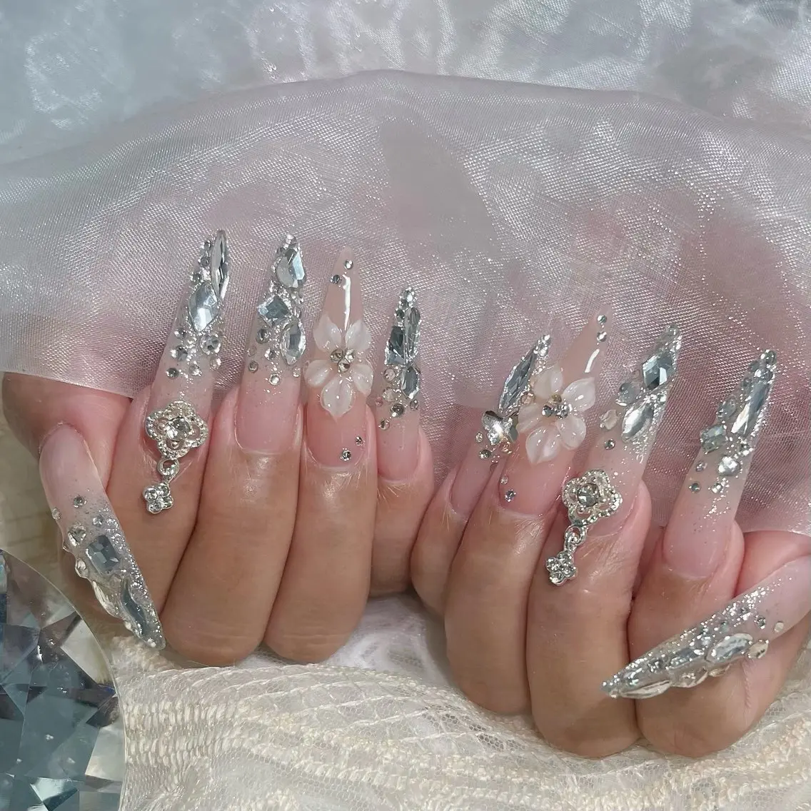 ネイル キラキラネイル ロングネイル マグネットネイル ぷっくりネイル ワンホンネイル ハンドネイル Lyna 池袋 ロングネイルのネイルデザイン