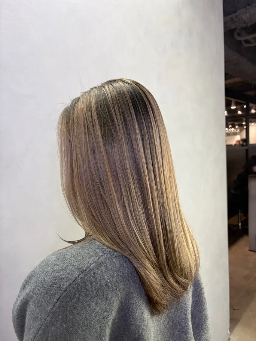 セミロング カット ヘアカラー カミヤマ リョウマのヘアスタイル