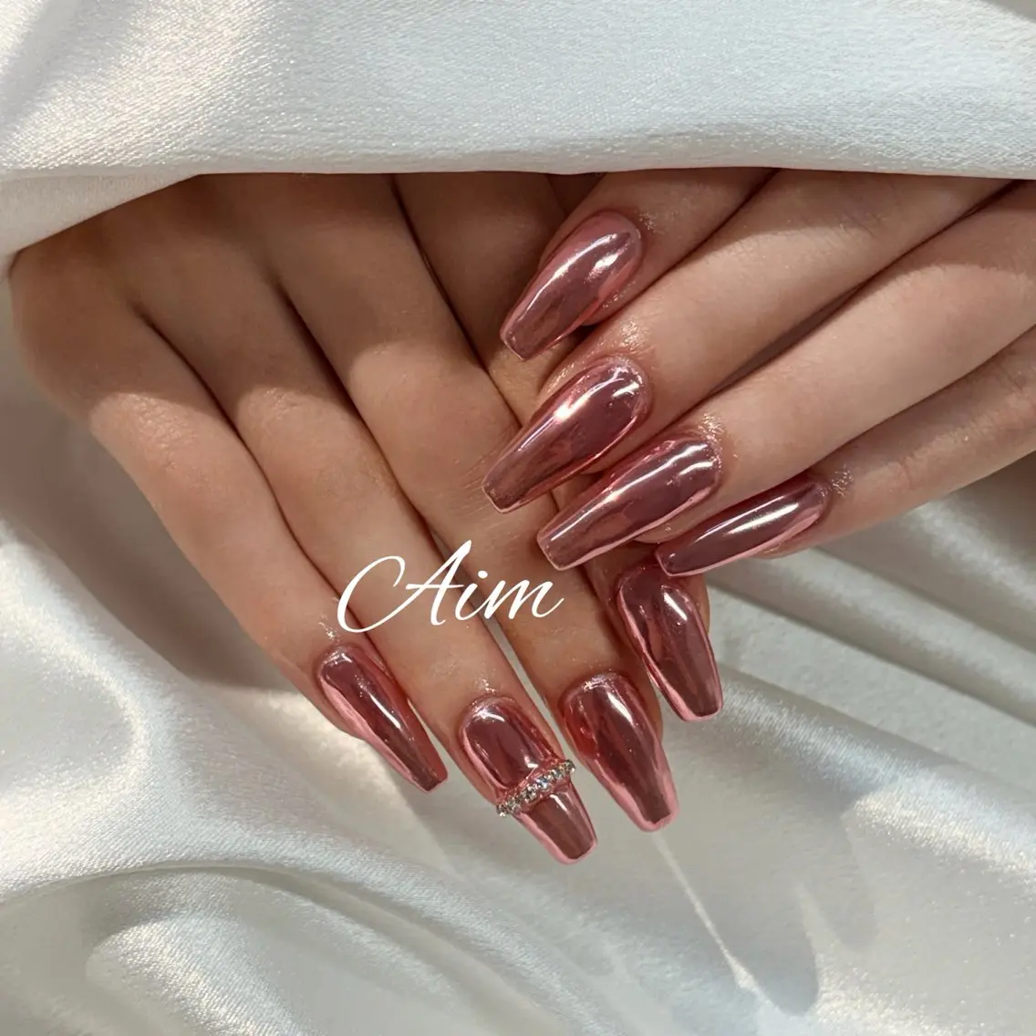 ネイル ミラーネイル ピンク ハンドネイル Aim🌿 kanaのネイルデザイン