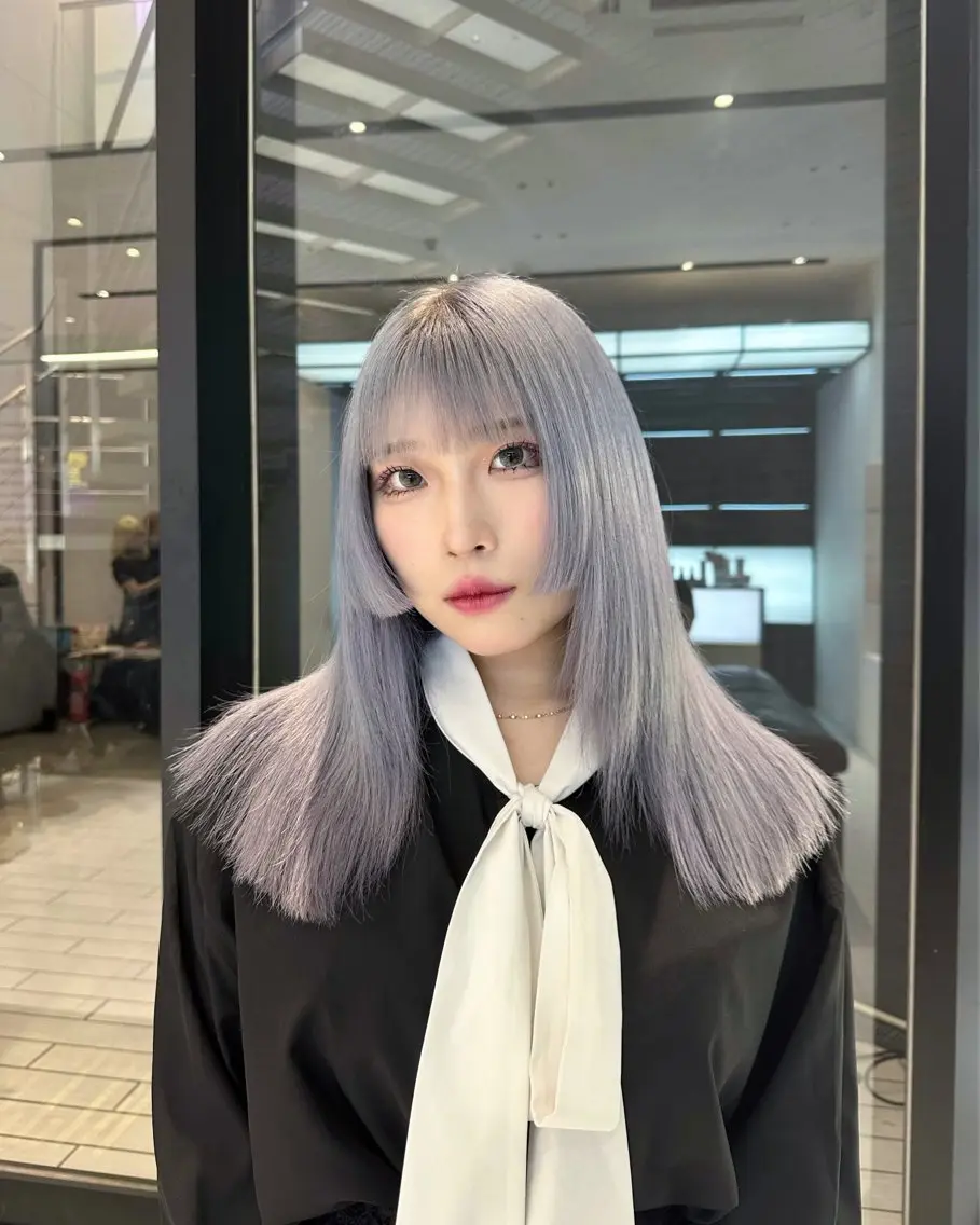 カラー ブリーチ ブルーカラー シルバー ハッシュカット ✦·.⋆  SAYAのヘアスタイル