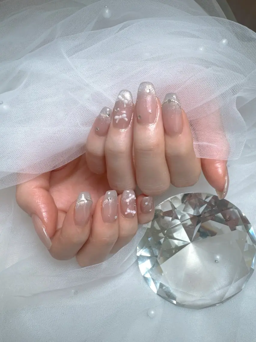 ネイル フットネイル フレンチネイル ガラスフレンチ キラキラネイル 持ち込み ハンドネイル Queeens nailのネイルデザイン