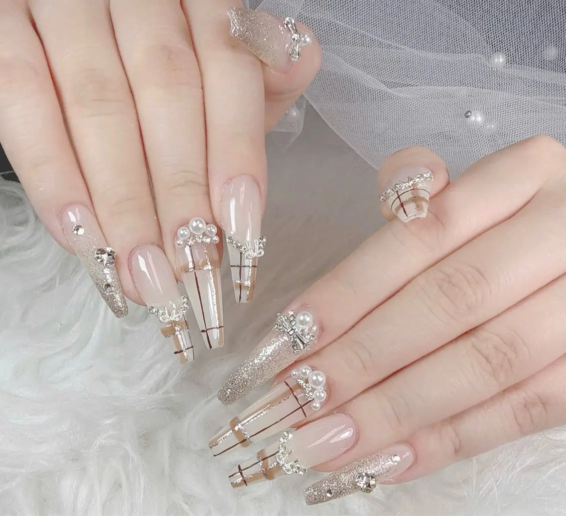 ネイル アートネイル オーロラネイル ボルドー チークネイル フレンチネイル Sakura Nail Salonのネイルデザイン