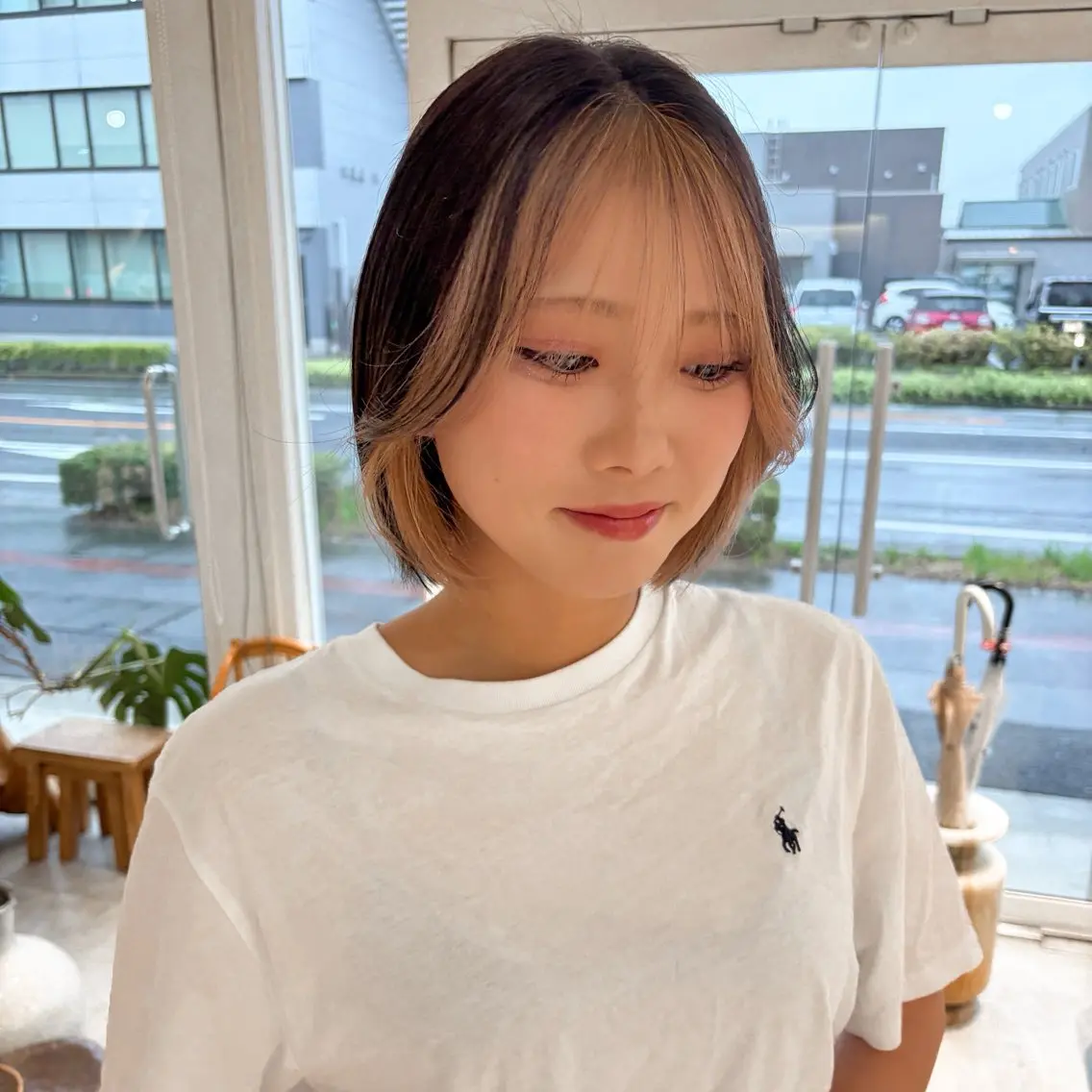 ショート カラー ミストバング ベージュカラー 透明感カラー フェイスフレーミング ミルクティーベージュ 周東 芽依のヘアスタイル