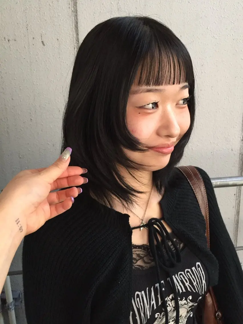 ミディアム 顔まわりレイヤー 伸ばしかけ レイヤーカット オン眉 カット 杏華レイヤー/ パーマ/ハイトーンのヘアスタイル