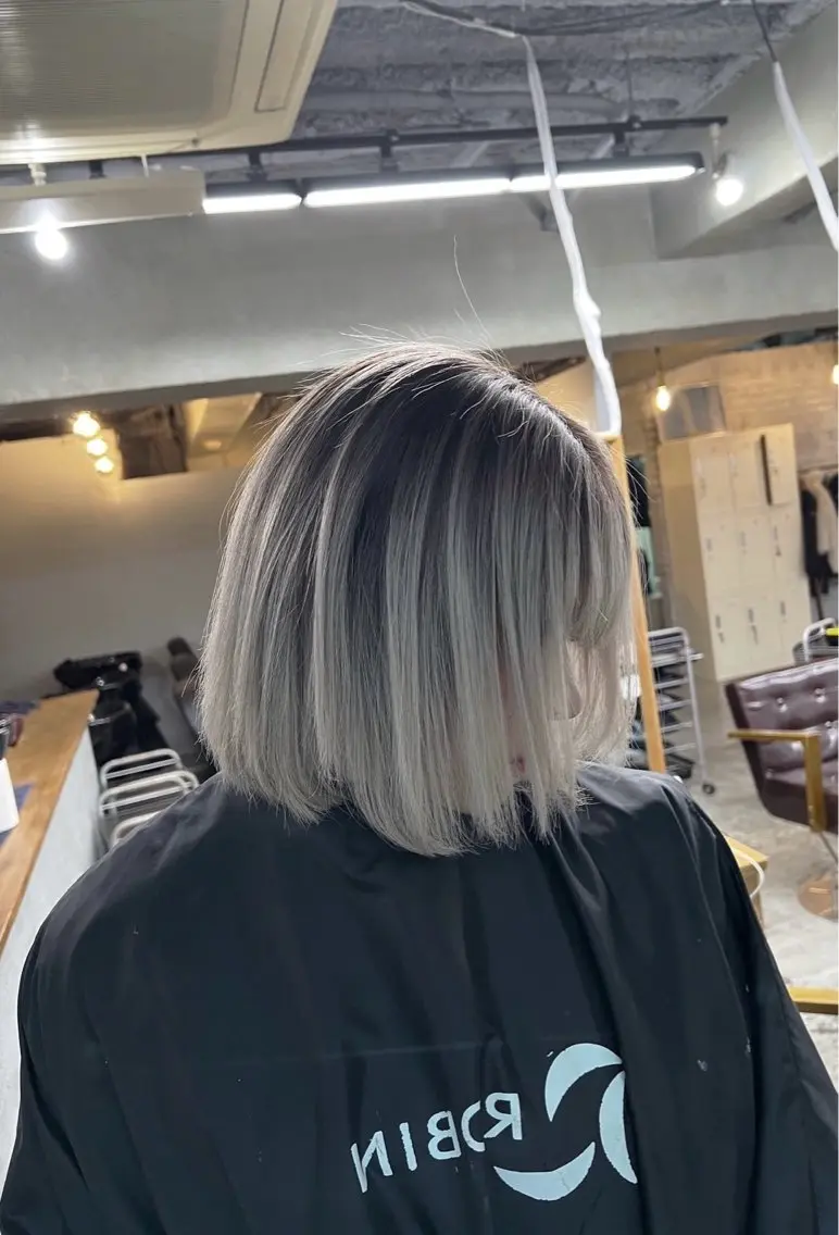 ショート カラー バレイヤージュ シルバー ホワイトシルバー レイヤーカット ヘアカラー トリートメント 指名数No.1 /NAOYAのヘアスタイル