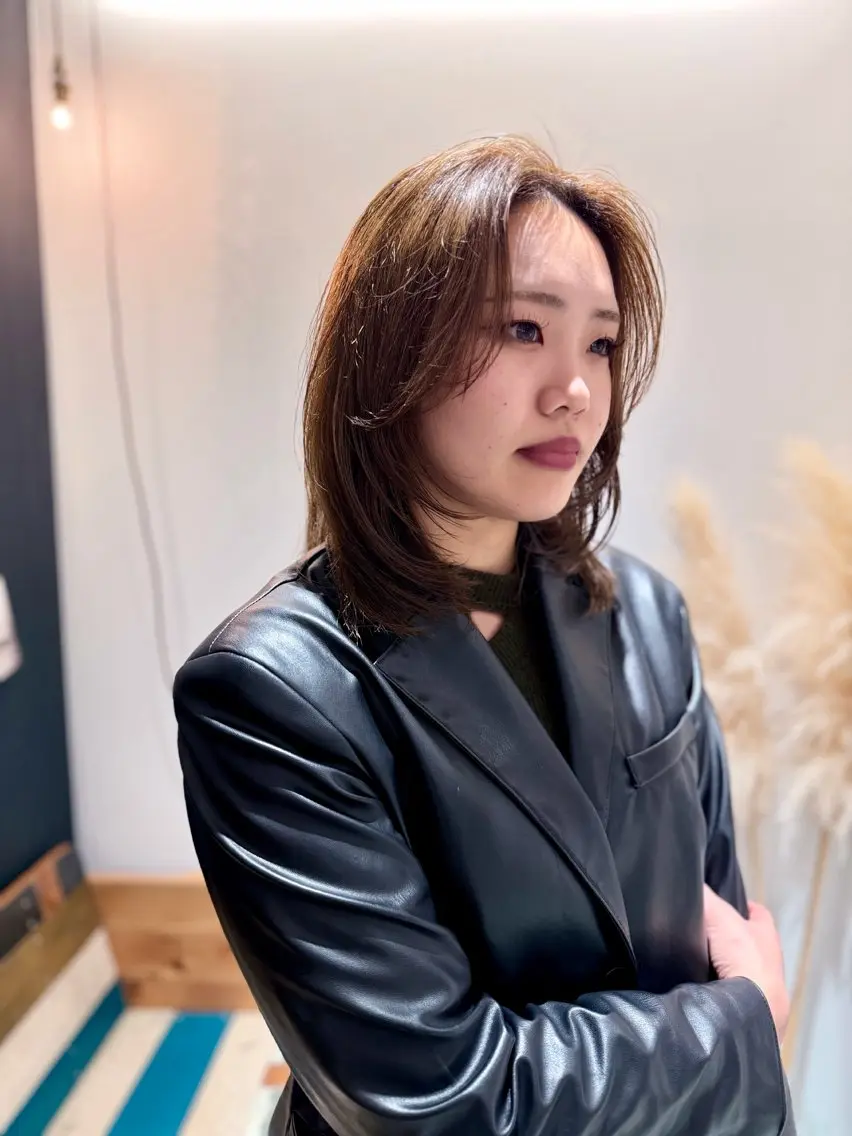 ミディアム ミディアムレイヤー かきあげバング レイヤーカット スギヤマチヒロ /抜け感/パーマのヘアスタイル