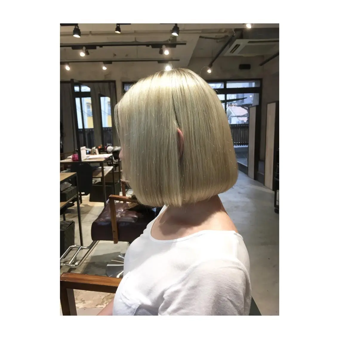 ミディアム カラー アッシュ アッシュブロンド ブロンド アオガミ （前髪顔周りカット）のヘアスタイル