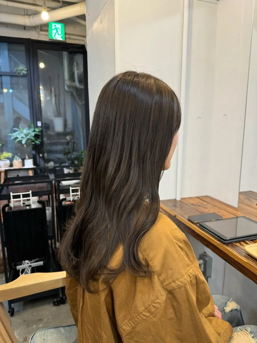 ロング ヘアカラー 顔まわりレイヤー 透明感カラー🩵🩵のヘアスタイル