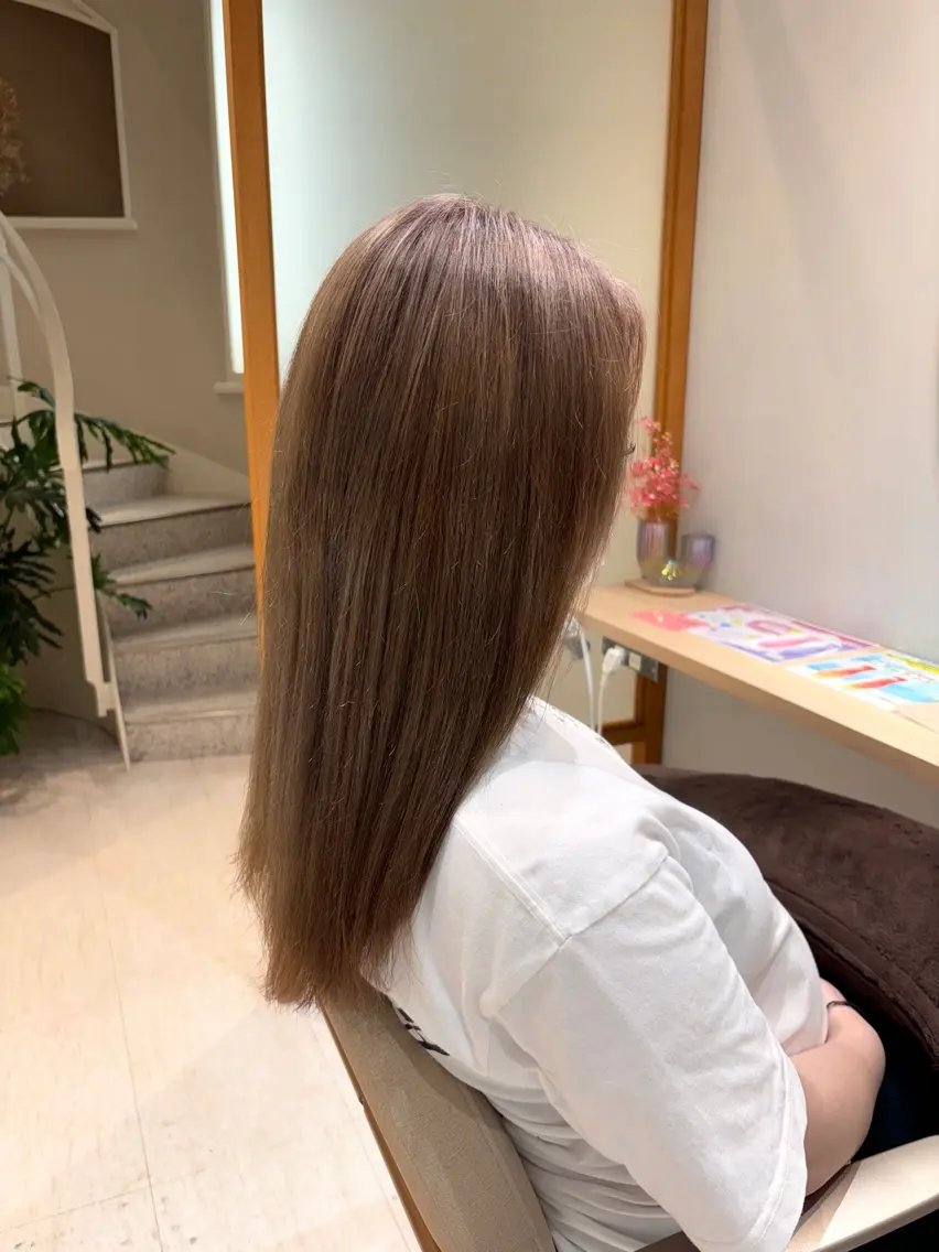 カラー ベージュカラー ブリーチ ミルクティーベージュ 小林 琉花のヘアスタイル